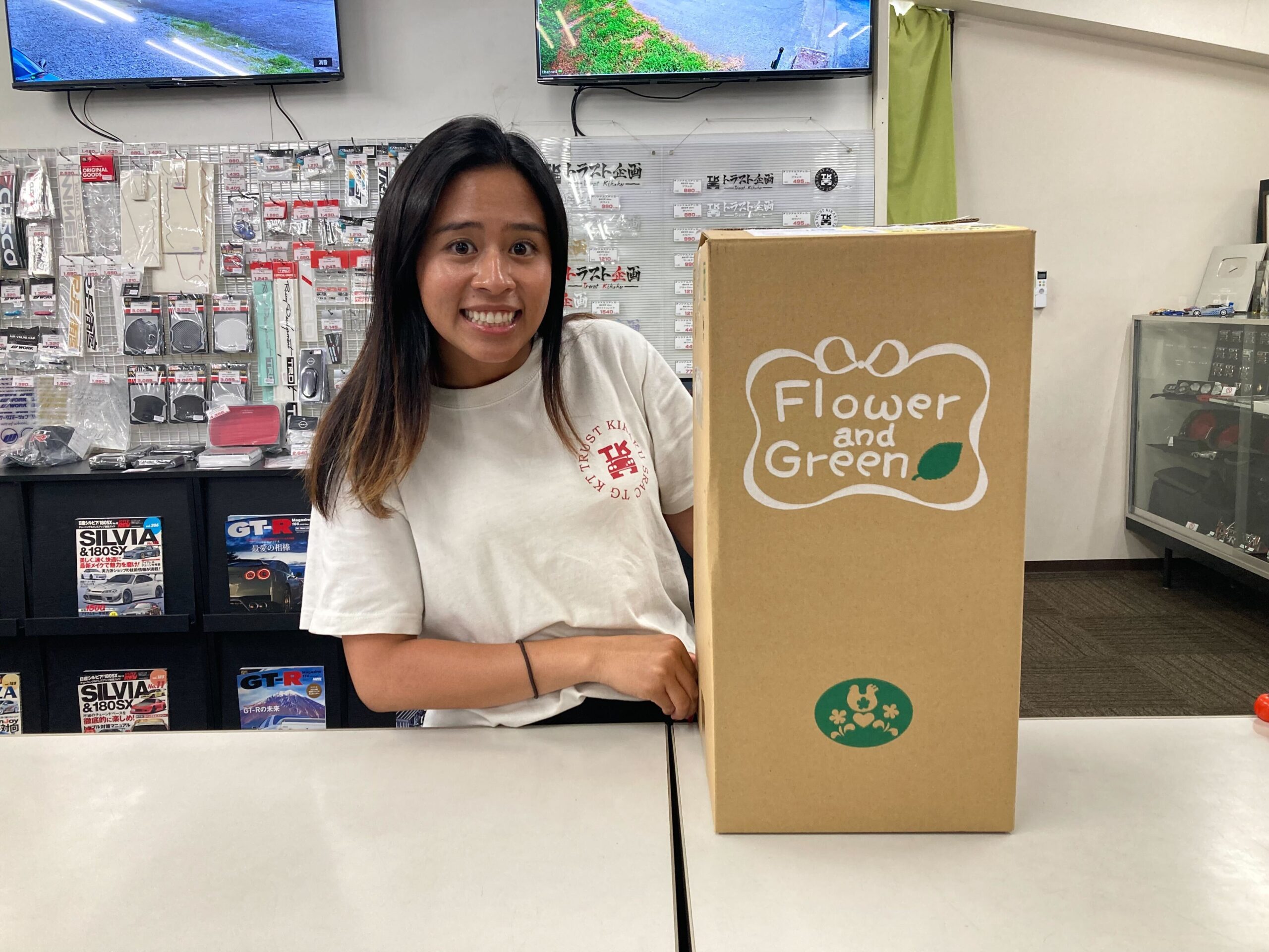 BLOG】何やらハナちゃん宛に貢物が届いたようです！ | トラスト企画